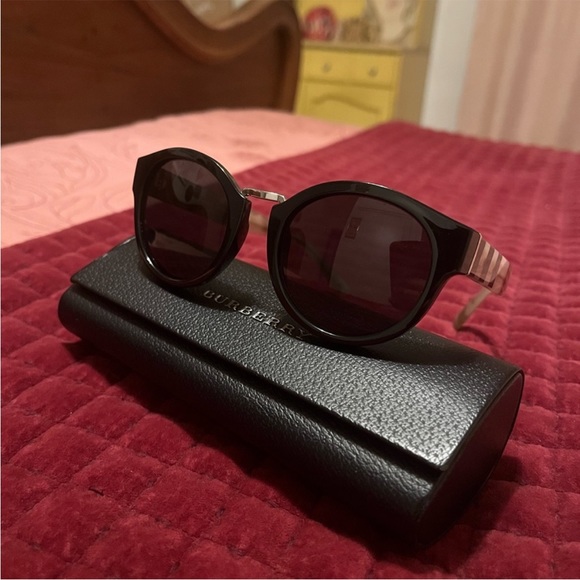 Burberry Sunglasses plaid with case - Picture 2 of 12
